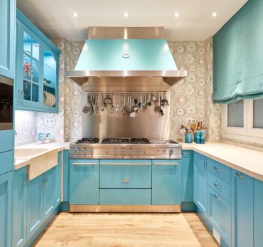 cocina clasica provenzal azul turquesa Sonsoles de la Peña, realizada en madera de roble, cocina y campana Lacanche