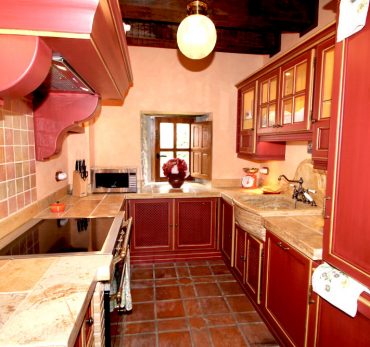 cocina rustica roja estilo provenzal con campana de