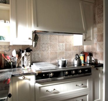 cocina clasica madera blanca, conjunto campana y Lacanche integrada